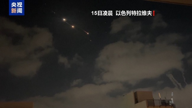 以色列多地遭导弹袭击 伊朗多处储油设施遭袭