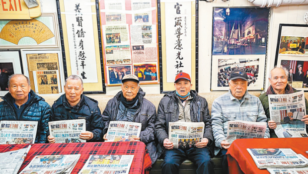 （左起）张子荣、陈新沾、吴子瑞、黄国亮、雷法晖、彭作义在黄官羡阅报室阅读《星岛日报》。