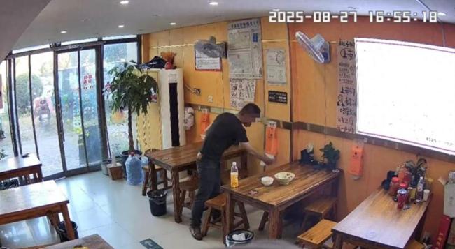 律师谈老板曝光男子抽40张纸巾