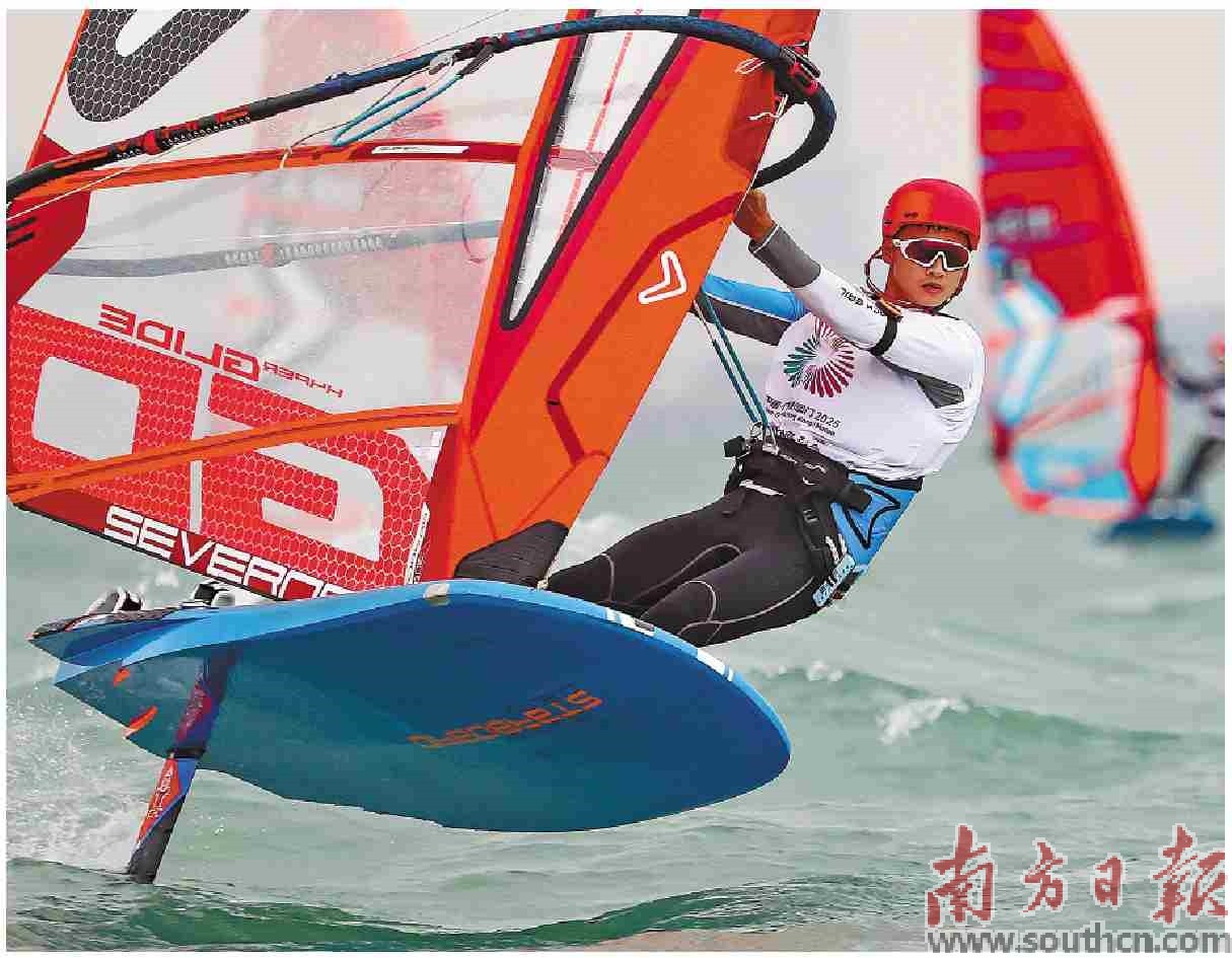 运动员在红海湾畔扬帆启航。赛事组委会供图