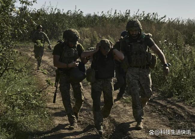 俄军朝乌军空投劝降书：你们已被包围