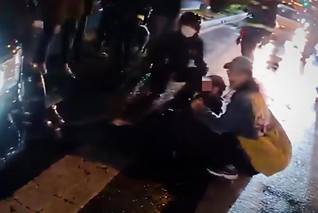 北京老人被压车下众人抬车救出