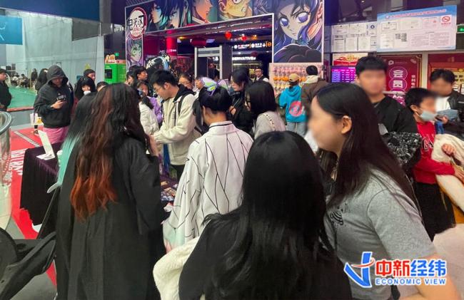 “吃爆米花的人少了”，除了看电影，年轻人在电影院还干什么？