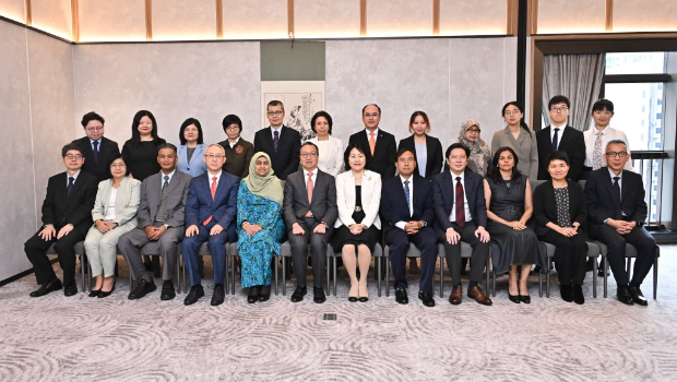 署理行政长官林定国（第一排左六）与东盟代表团成员会面。