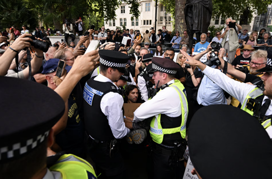 英国伦敦爆发大规模示威活动