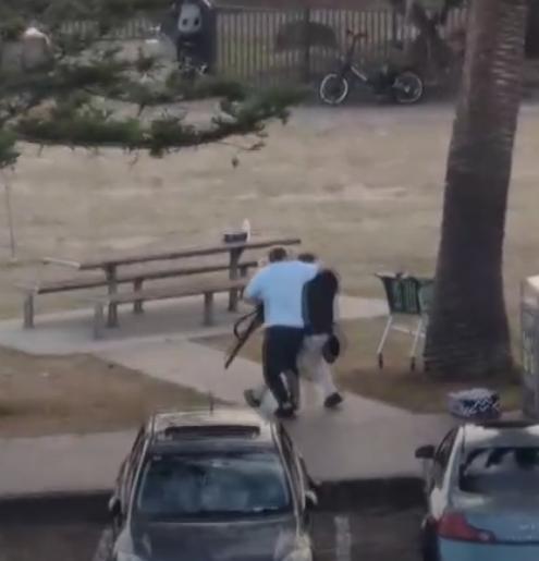 澳枪击案英勇一幕：男子徒手夺枪