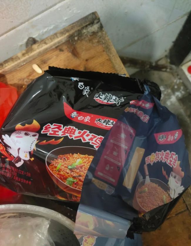 网友吃白象火鸡面发现有蛆