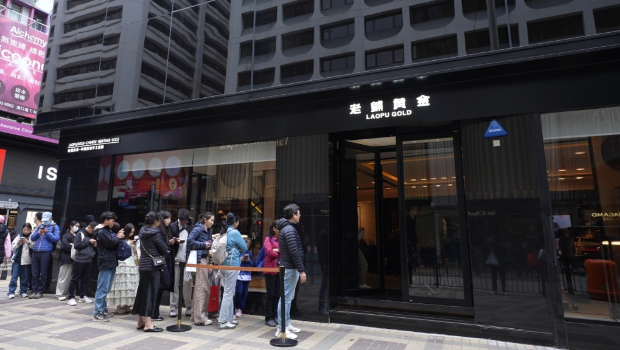 老铺黄金年前承租尖沙咀广东道巨铺,面积逾万呎,门外经常聚集顾客,排至转角处。 老铺黄金年前承租尖沙咀广东道巨铺,面积逾万呎,门外经常聚集顾客,排至转角处。
