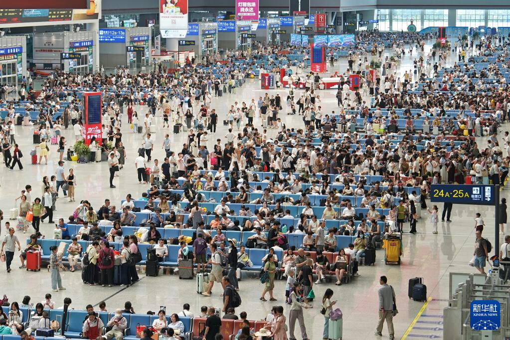 8月1日,旅客在贵阳北站候车大厅候车。新华社发(张维摄)
