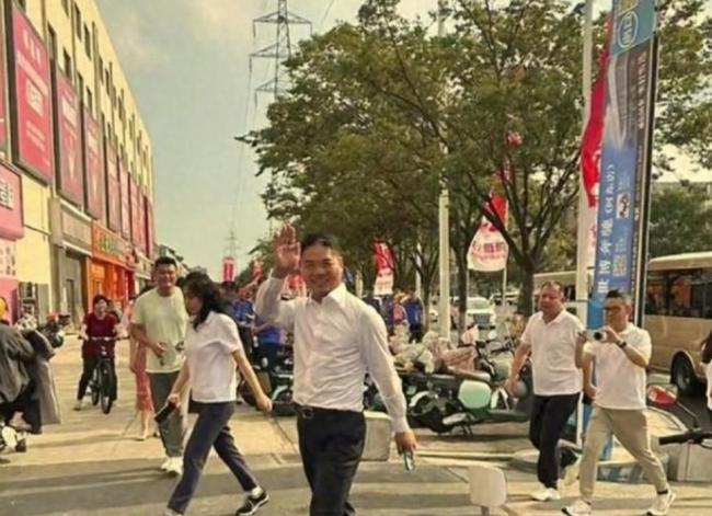 刘强东带妻子观战苏超