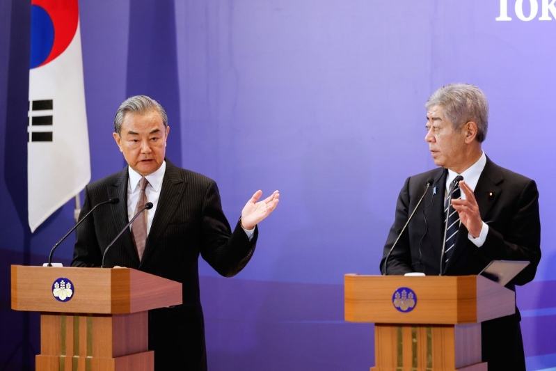 王毅（左）指讨论有建设性，三国有必要加强沟通及增进互信。美联社