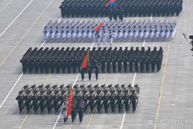 阅兵结束军民同框