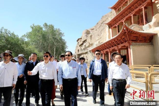 马英九参观莫高窟 民众用普通话和闽南话高喊“两岸统一”“台湾要回来”。