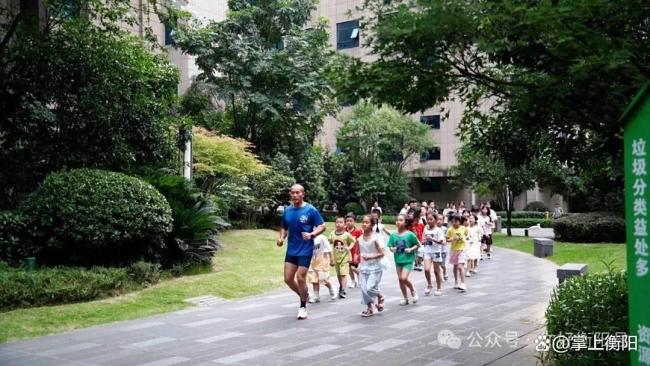 小区保安带领孩子们暑期晨跑