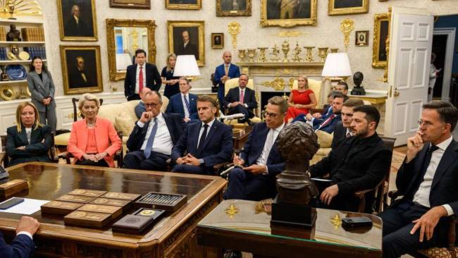 特朗普赠礼对比：欧洲领导人笔盒，普京白头鹰雕像