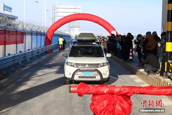 大道穿天山 新疆南北不再远