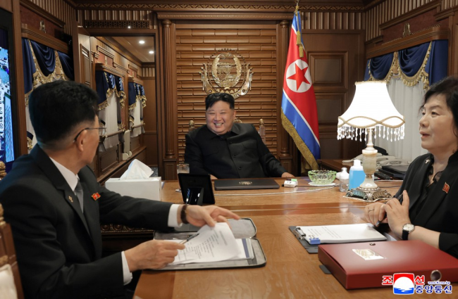 金正恩乘专列来华 内部画面公布