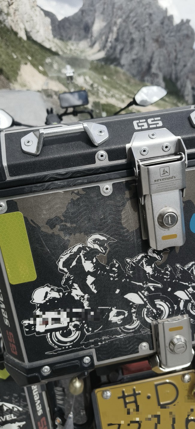 警方通报奔驰女司机逼停摩托车