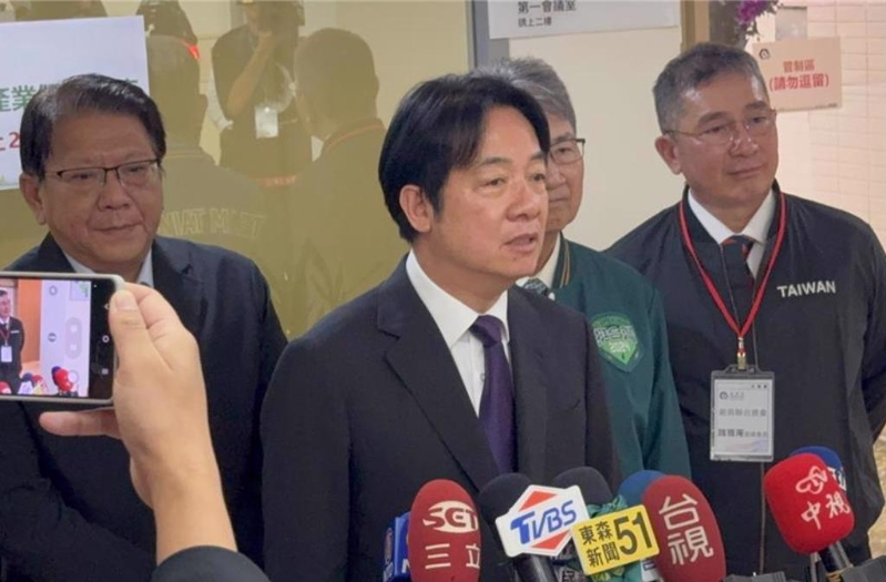 国民党26日号召上凯道「反绿共,战独裁」,赖清德总统至基隆大武仑产业园区与厂商座谈时有所回应。 国民党26日号召上凯道「反绿共,战独裁」,赖清德总统至基隆大武仑产业园区与厂商座谈时有所回应。