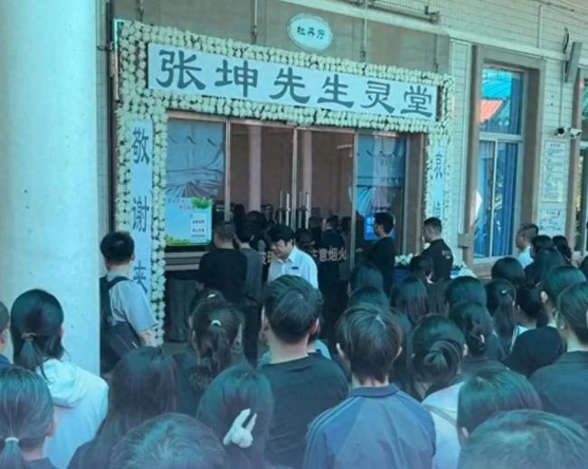 助学老人去世受资助学生自发告别