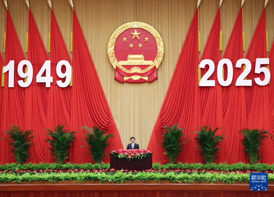 9月28日，全国政协办公厅、中共中央统战部、国务院侨办、国务院港澳办、国务院台办、中国侨联在北京人民大会堂联合举行国庆招待会，庆祝中华人民共和国成立76周年。中共中央政治局常委、全国政协主席王沪宁出席并致辞。新华社记者 刘卫兵 摄