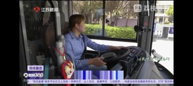 女公交司机拦下逆行撞人男子 她义正言辞地告诫男子：别想跑！
