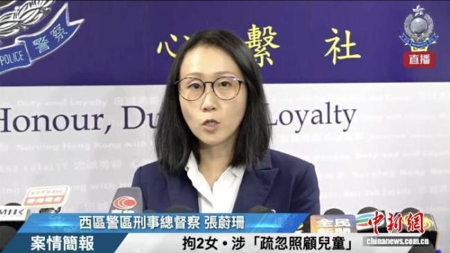 香港女子台风天带孩子观浪被拘