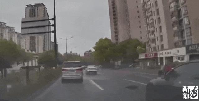 上海一轿车行驶中突然整车离地弹起