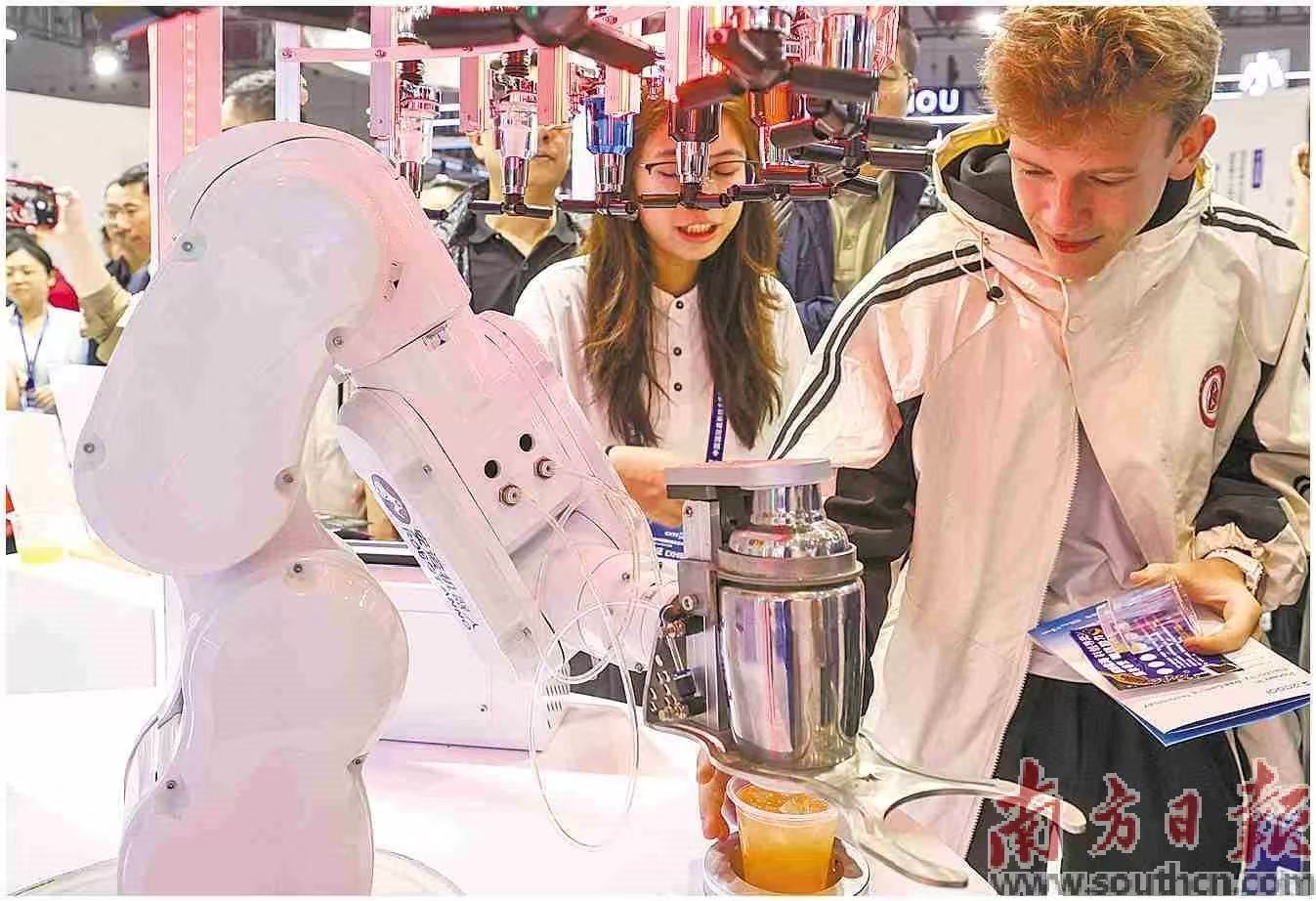 第27届高交会上，机械手臂现场制作饮料。南方日报记者 朱洪波 摄