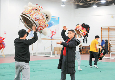 用舞狮架起文化交流之桥(海客话中国)