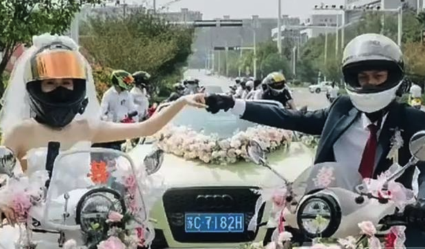 女子结婚请18个“摩友”给自己接亲 两人均是摩托车爱好者