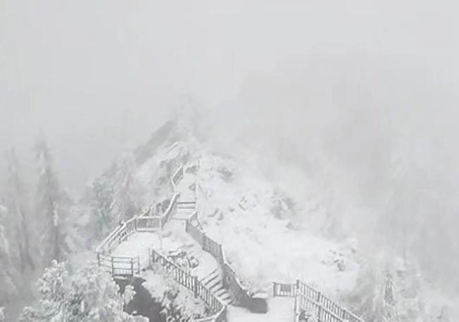 全国多地突降大雪 有人自驾被困路上