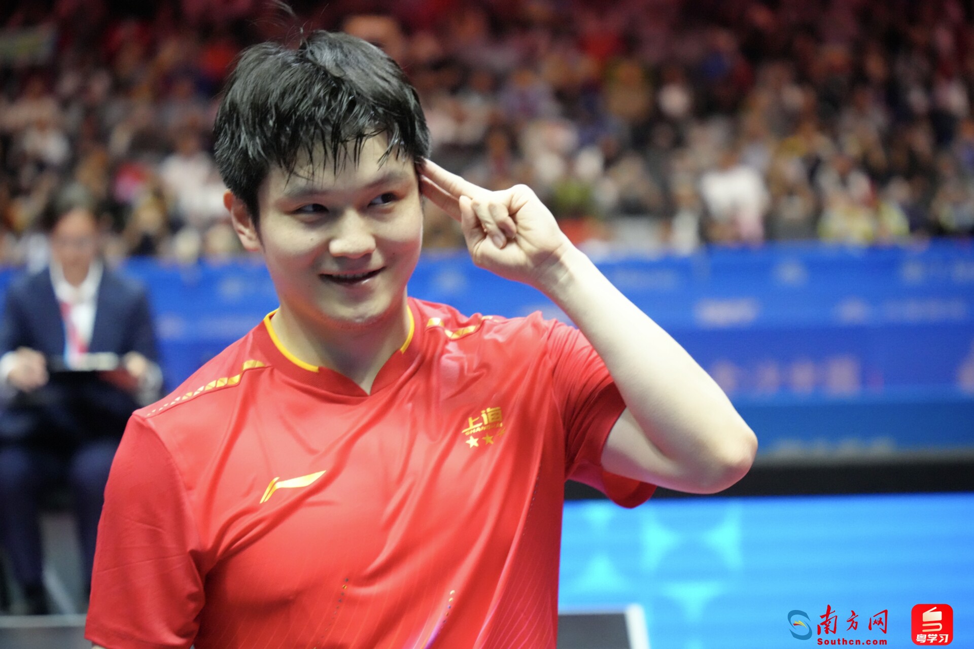 樊振东庆祝胜利。