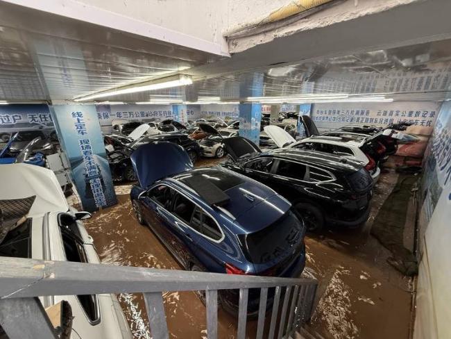 重庆暴雨有车行老板损失严重