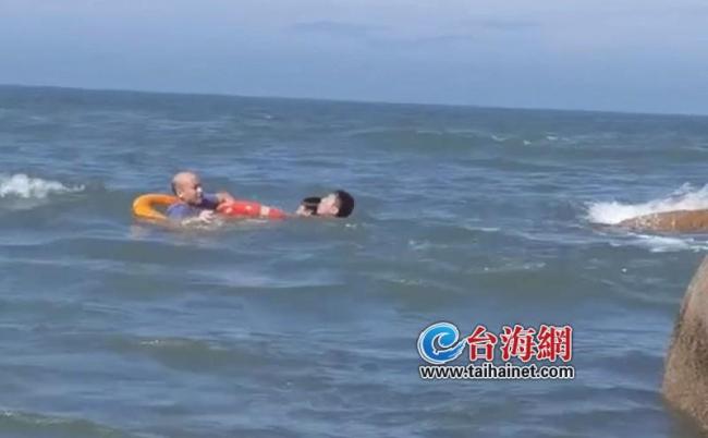 好样的！退役军人海中勇救遇险父子