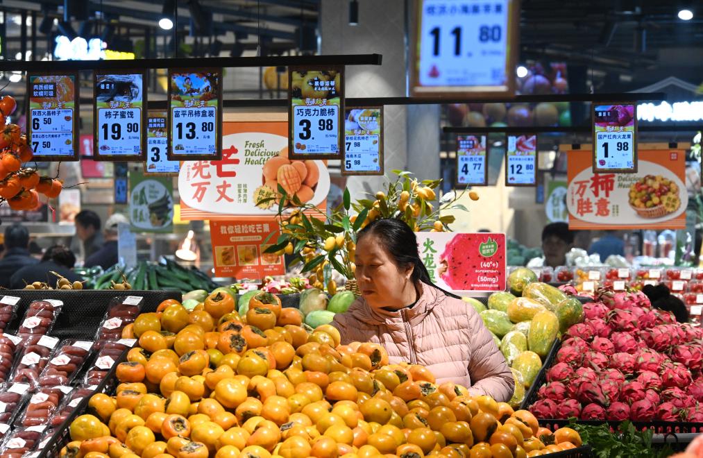 10月15日，市民在河北省邯郸市一家超市选购商品。新华社发（郝群英 摄）