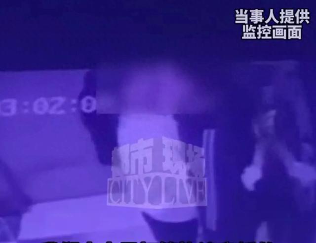 孩子撞见爸爸出轨被赶出家门