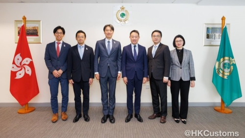 陈子达(右三)与日本驻港总领事三浦润(左三)会面,讨论促进贸易便利和加强海关合作等议题。海关FB 陈子达(右三)与日本驻港总领事三浦润(左三)会面,讨论促进贸易便利和加强海关合作等议题。海关FB