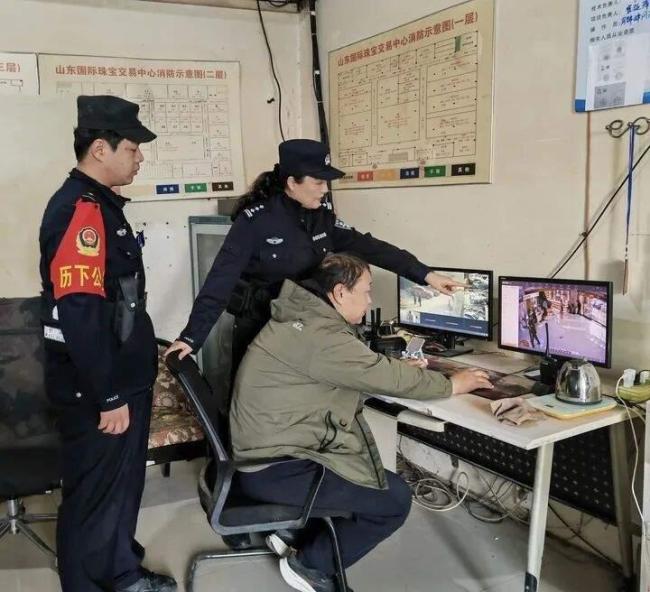 母女逛店丢10万金饰民警找回