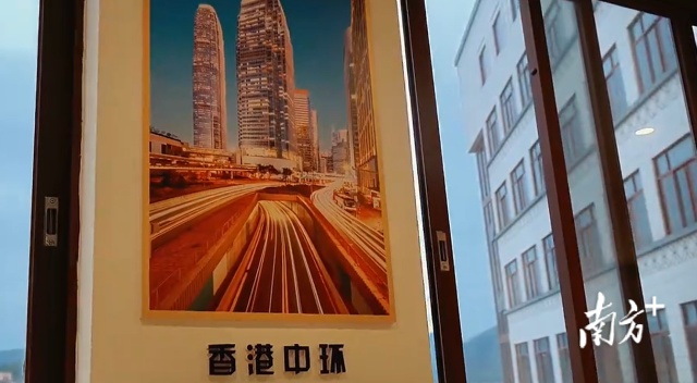 养老中心挂着香港中环的图片。视频截图