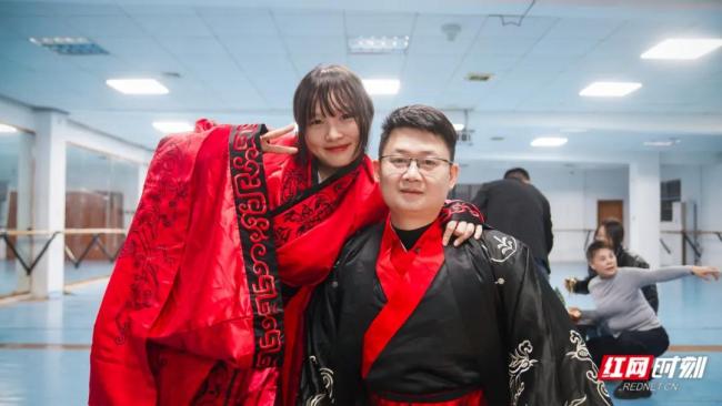 汶川地震获救女孩与救她的军人结婚