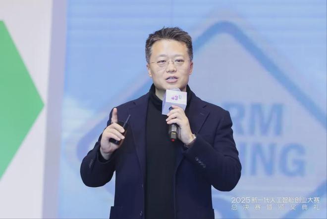 周炜：中美AI对决，一方是巨兽，一方是群狼，中国以“规模化的速度”制胜