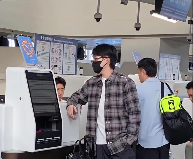 王楚钦在机场蛐蛐林诗栋发型