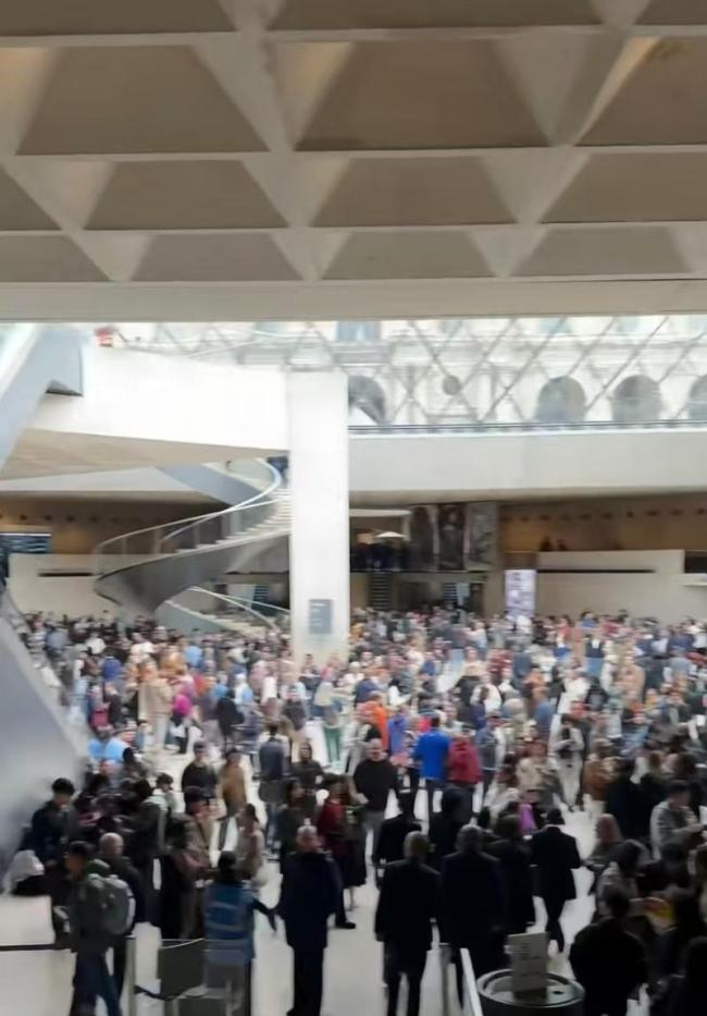 中国游客拍到卢浮宫盗窃案事发现场