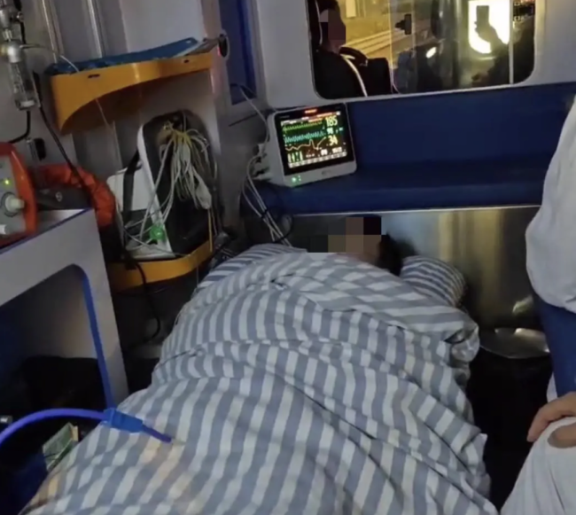 江西救护车涉事医院收到网友锦旗