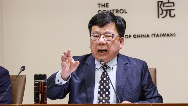 “监察院”秘书长李俊俋让公务车带爱犬去美容，引发质疑。