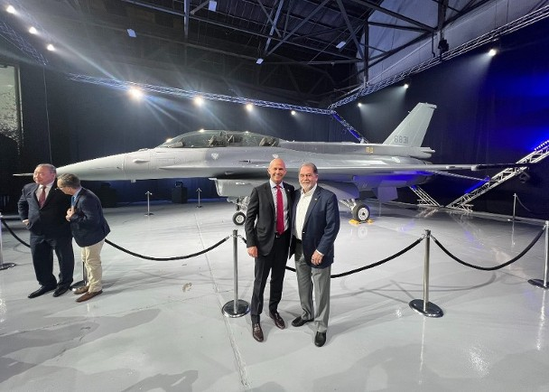 美国售台首架全新F-16V战斗机下线