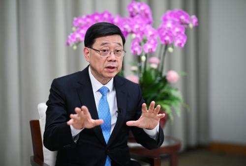 李家超指,有时工时长、休息不够,但见市民欢笑觉得值得。 李家超指,有时工时长、休息不够,但见市民欢笑觉得值得。