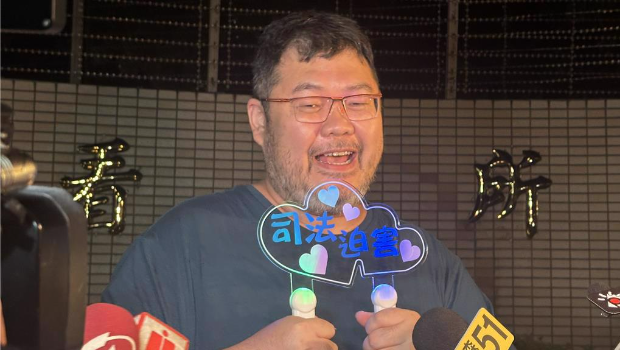 以揭露蓝白阵营内幕闻名的网红“四叉猫”刘宇