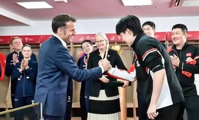 王楚钦和法国总统握手拥抱